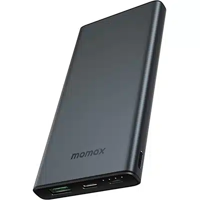 نمای نزدیک از پاوربانک مومکس مدل IP76 ظرفیت 10000 میلی‌آمپر با بدنه فلزی مشکی و درگاه‌های خروجی