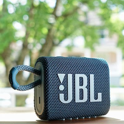 اسپیکر JBL GO 3 مشکی روی میز در فضای باز خرید از FixLand نمای نزدیک از اسپیکر بلوتوثی JBL GO 3 مشکی رنگ در محیط بیرونی با نور طبیعی
