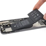 تصویر مراحل باز کردن آیفون XS Max و جدا کردن باتری – خدمات تعمیر موبایل در محل برای مناطق شمالی تهران
