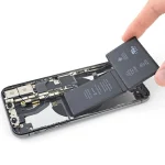 باتری iPhone X در حال خارج شدن از دستگاه در فرایند تعویض – خدمات قابل ارائه در نیاوران، فرمانیه و اطراف
