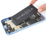 تصویر لحظه تعویض باتری iPhone XR در محیط تعمیرگاه – خدمات ویژه مناطق نیاوران، تجریش و پاسداران