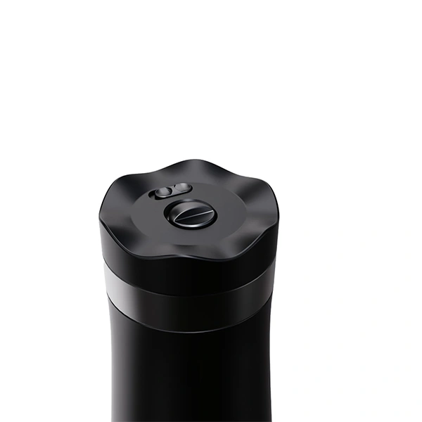 درب ماگ و فرنچ پرس LePRESSO Insulated با طراحی ارگونومیک نمای نزدیک از درب ماگ و فرنچ پرس LePRESSO Insulated مشکی