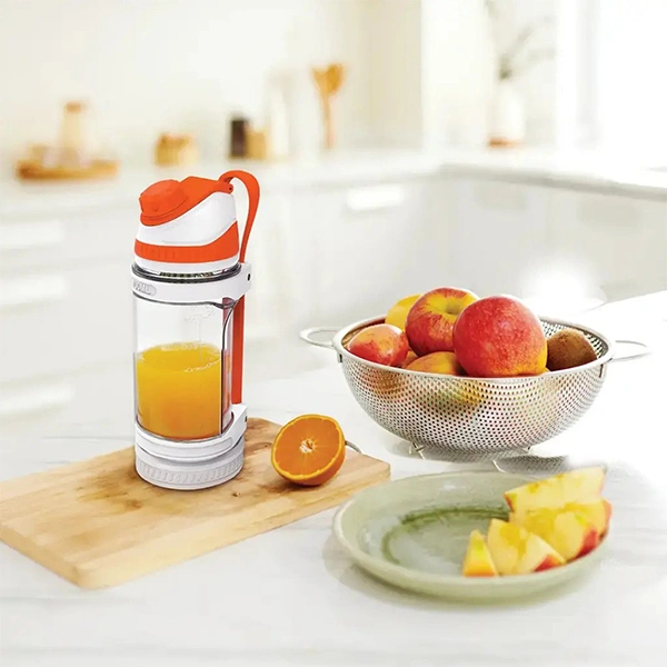 بلندر پرتابل پورودو NutriMix Dual Spin در آشپزخانه استفاده از بلندر قابل حمل پورودو برای تهیه آبمیوه و اسموتی