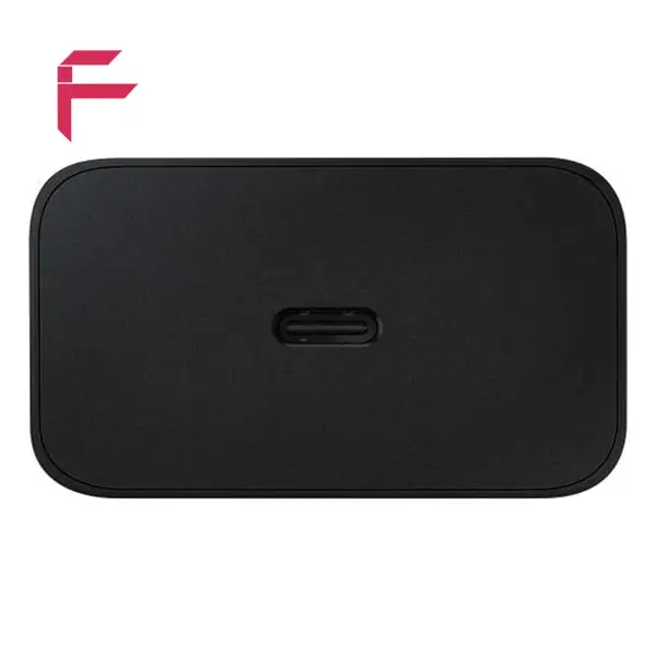 نمای نزدیک از پورت خروجی USB-C در شارژر سامسونگ مدل EP-T4510 تصویر کلوزآپ از پورت تایپ سی شارژر دیواری ۴۵ وات سامسونگ